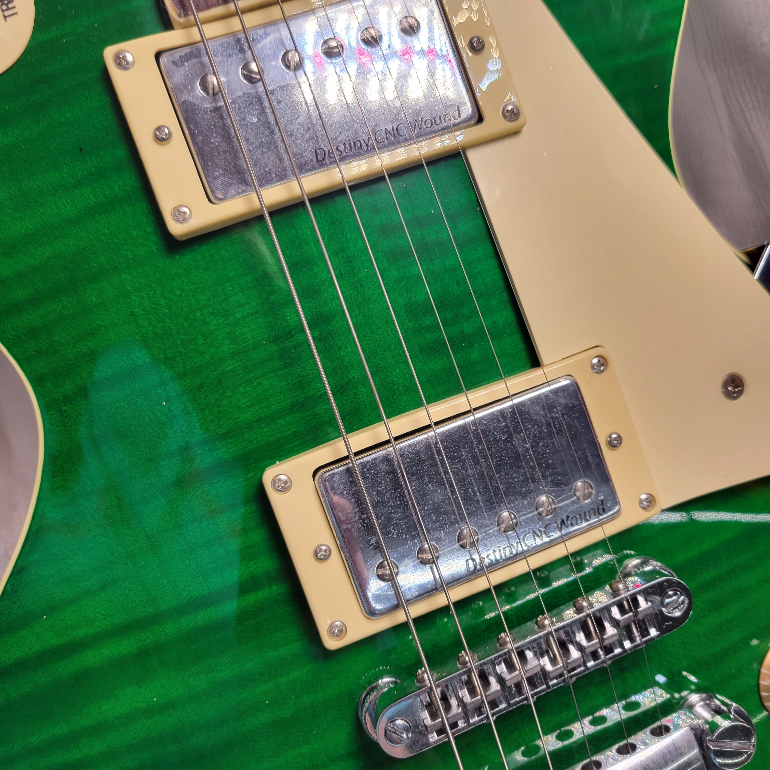 IYV ILS-300 EGR Les Paul Solid-Body Electric Guitar Emerald Green (8052259717358)
